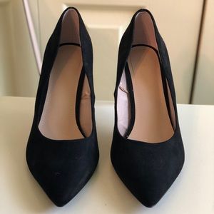 Black pumps